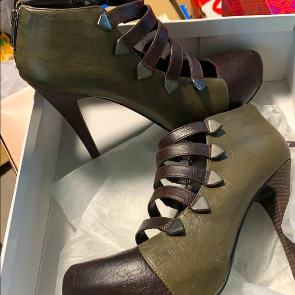Bakers Olive Heels - Picture 1 of 5